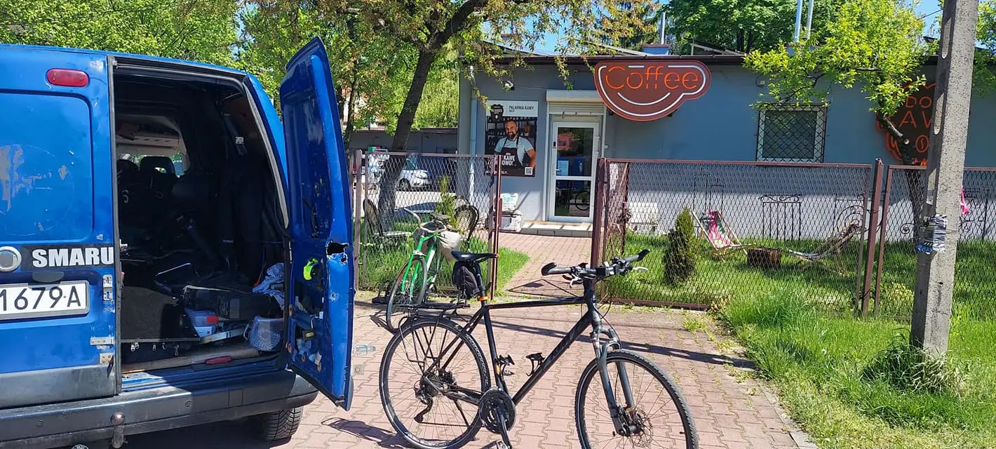 Wyposażony van serwisowy mobilnego serwisu rowerowego – Pogotowie Rowerowe