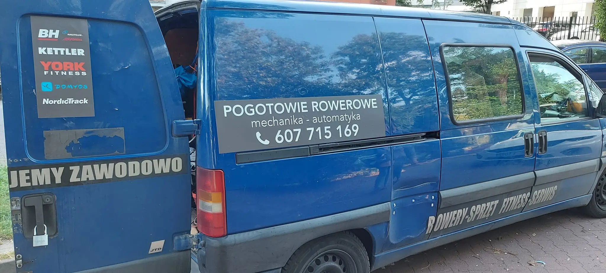 Rowery przy aucie serwisowym – pogotowie rowerowe Piaseczno