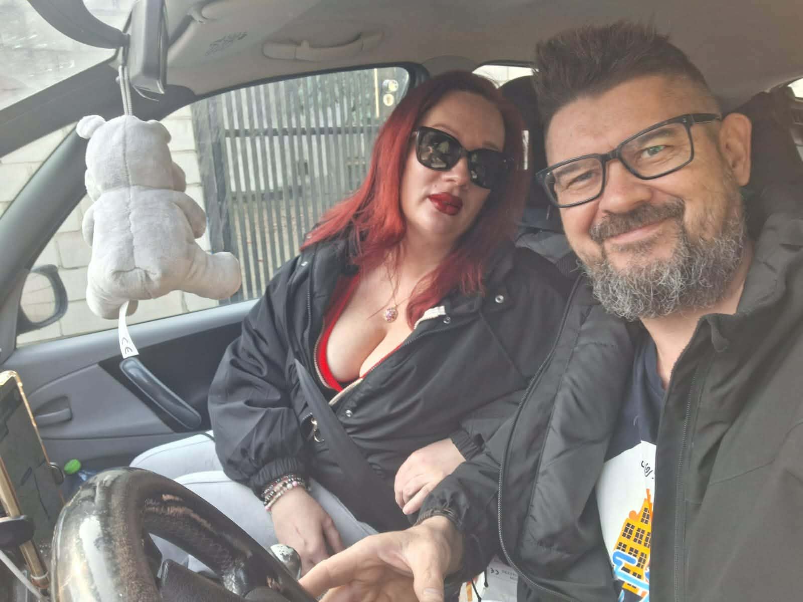 Magda i Albert w aucie – właściciele mobilnego serwisu rowerowego Powsin, dojazd do Lasu Kabackiego