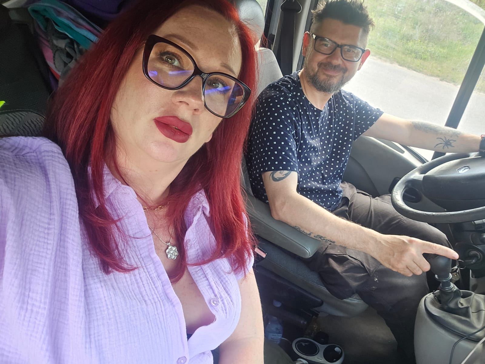 Magda i Albert w busiku serwisowym w drodze do Powsina – mobilny serwis rowerowy