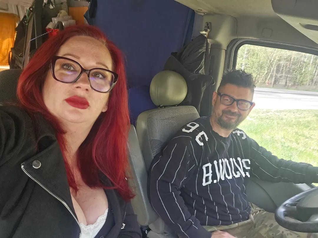 Magda i Albert w vanie – właściciele mobilnego serwisu rowerowego Zalesie Górne