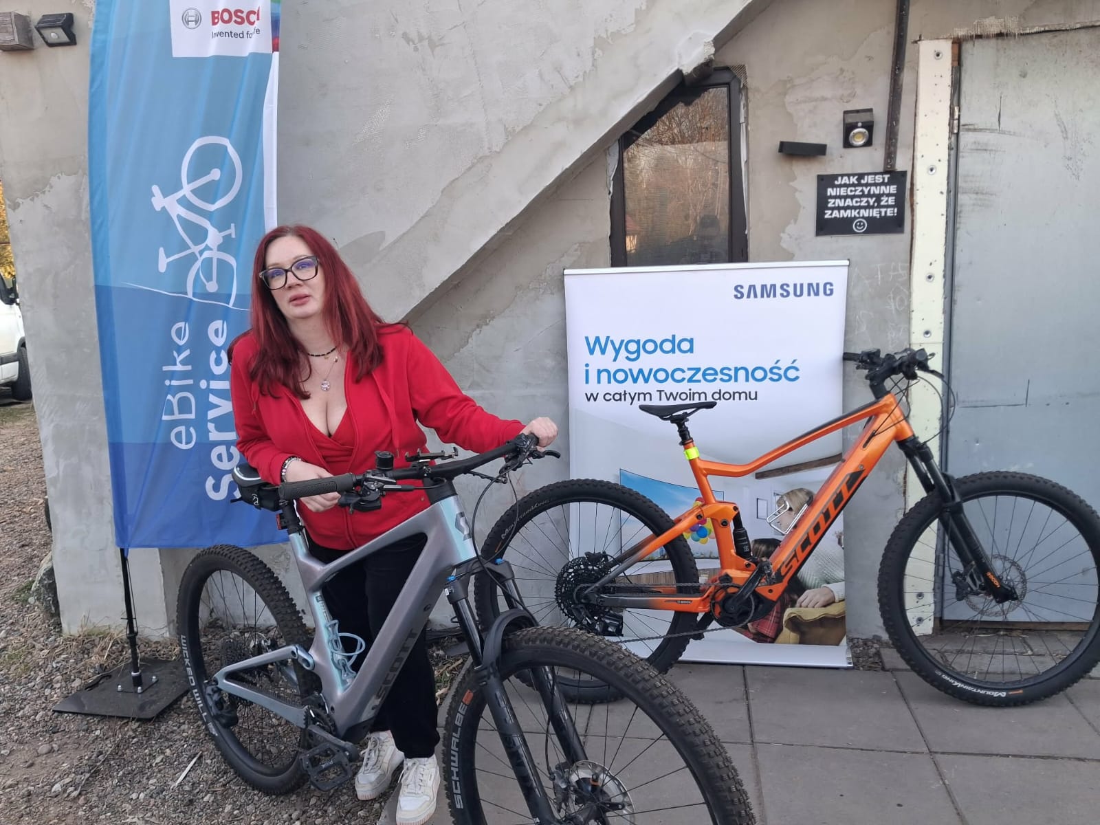 Magda przy rowerach elektrycznych e-bike – mobilny serwis rowerowy Józefosław z dojazdem